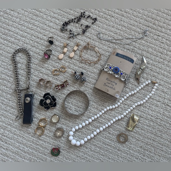 Vintage Jewelry - Miscellaneous Lot of Various Vintage & Modern Costume Jewelry Gold/Silver Tone